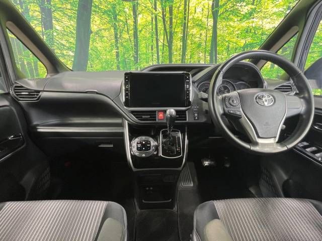 Toyota VOXY 2018-08 17632-1