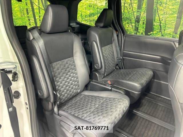 Toyota VOXY HYBRID 2022-04 341930-9