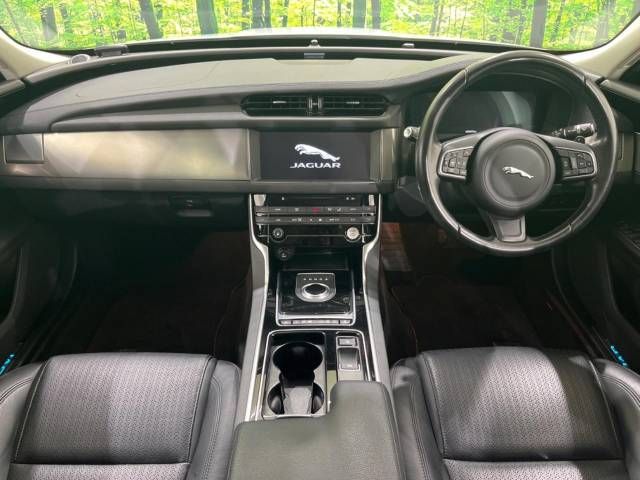 Jaguar XF 2017-10 18159-2