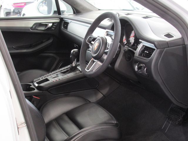 Porsche MACAN 2016-12 27490-3