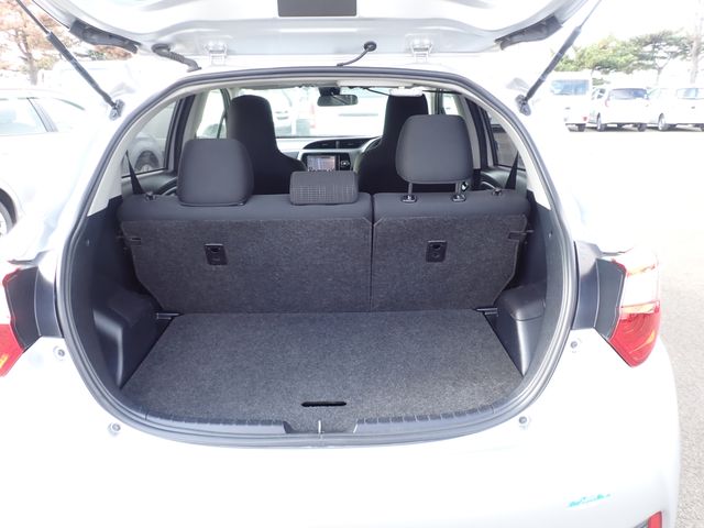 Toyota VITZ 2018-04 190137-21