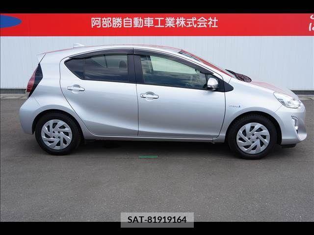 Toyota AQUA 2017-03 356088-3