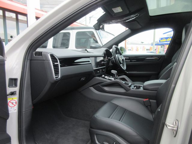 Porsche CAYENNE 2022-01 15716-18