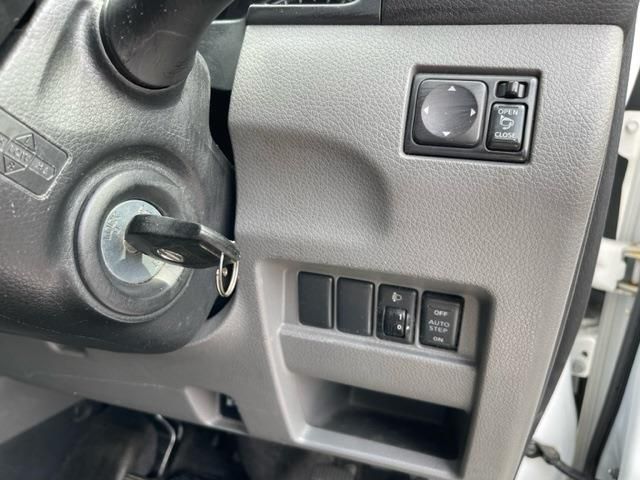 Nissan NV350 Caravan 2013-06 3505-7