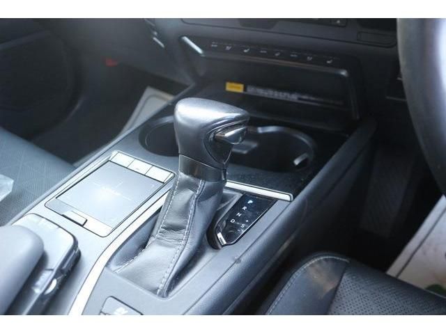 Lexus UX 2019-03 182805-17