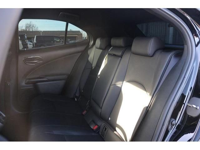 Lexus UX 2019-03 182805-10