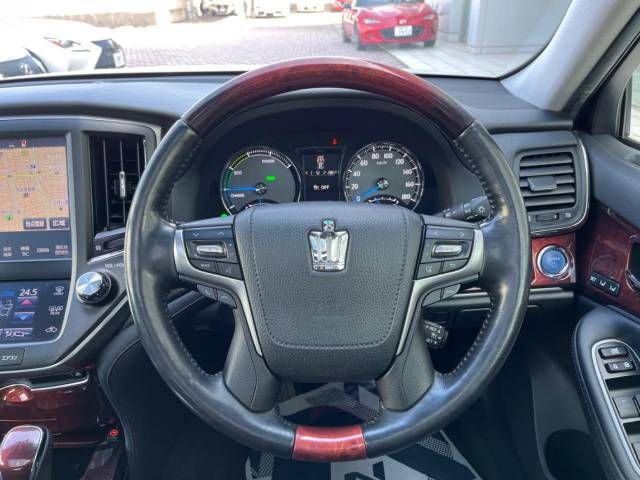 Toyota CROWN MAJESTA 2015-11 12047-9