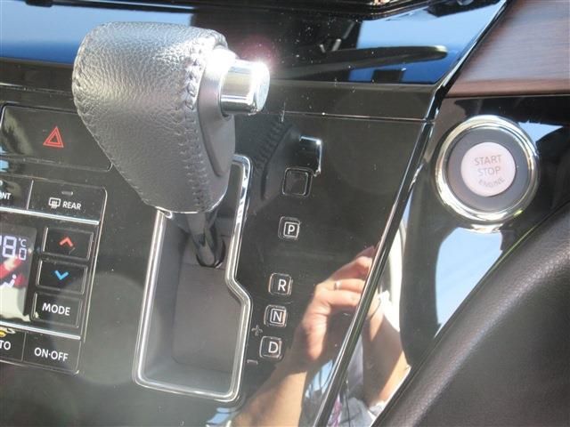 Nissan ELGRAND 2022-01 195239-12