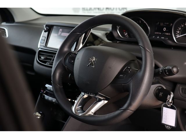 Peugeot 208 2012-11 196458-9