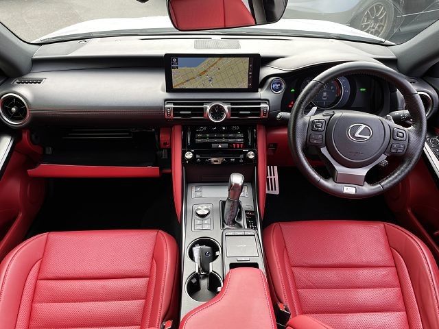 Lexus IS 2021-01 192225-1