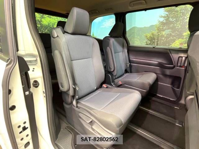 Toyota NOAH 2023-05 392809-9