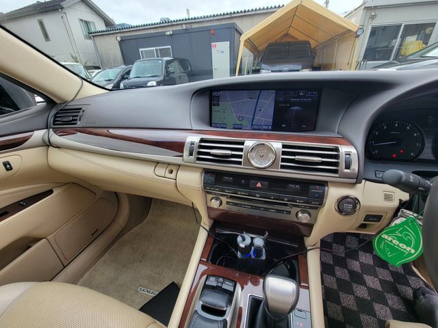 Lexus LS 2013-09 366-5