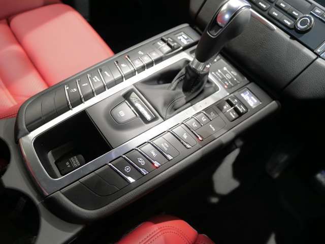 Porsche MACAN 2017-05 4834-17