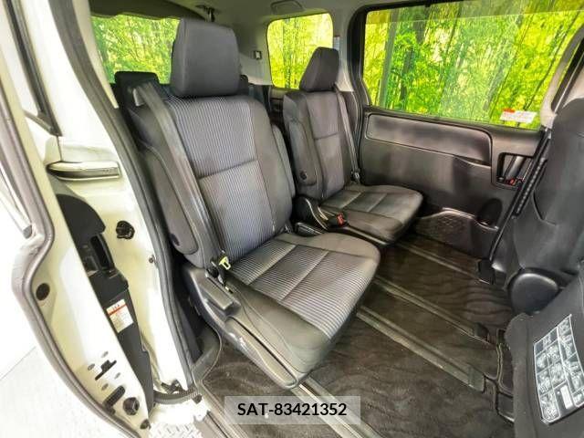 Toyota VOXY 2014-09 331268-9