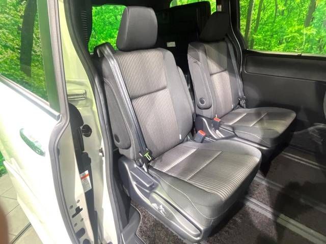 Toyota VOXY 2018-04 10567-8