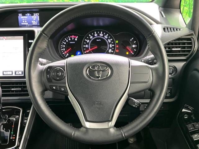 Toyota VOXY 2018-04 10567-11