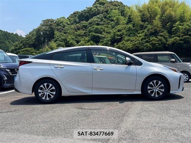 Toyota PRIUS 2022-01 322498-11