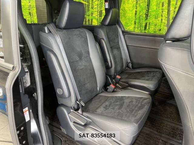 Toyota VOXY 2021-02 370428-9