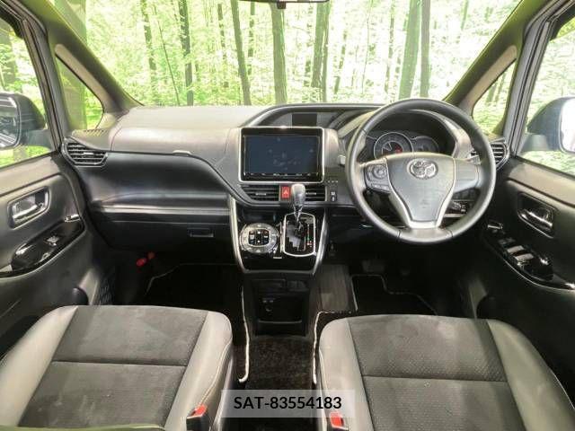Toyota VOXY 2021-02 370428-1