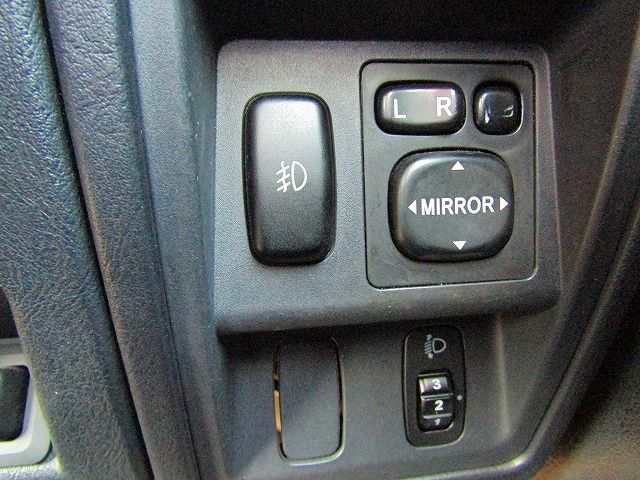 Mitsubishi PAJERO MINI 2012-08 8323-5