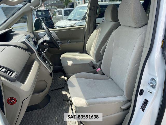 Toyota NOAH 2013-11 340720-12
