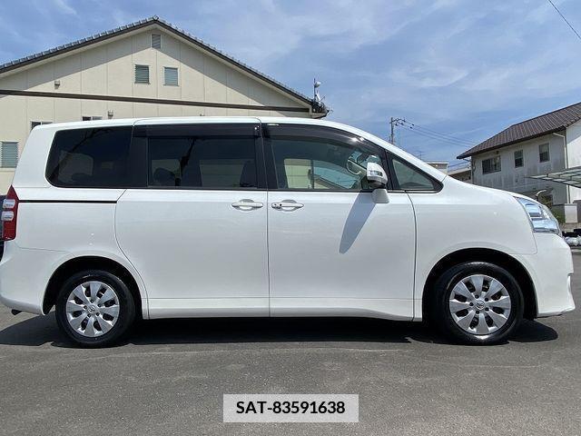 Toyota NOAH 2013-11 340720-5