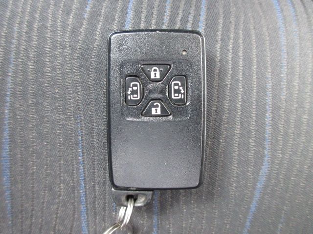 Toyota VOXY 2011-10 328-23