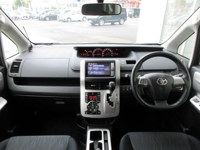 Toyota VOXY 2011-10 328-7