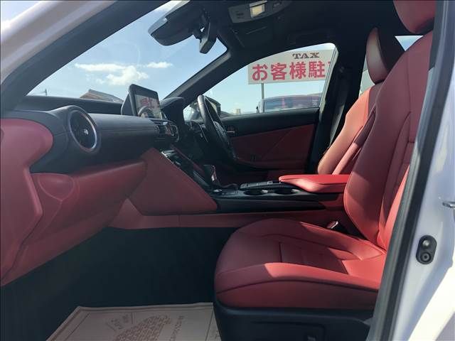 Lexus IS 2021-10 182708-4