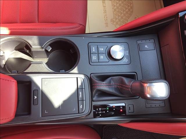 Lexus IS 2021-10 182708-9