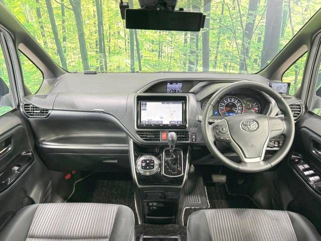 Toyota VOXY 2018-09 10059-1
