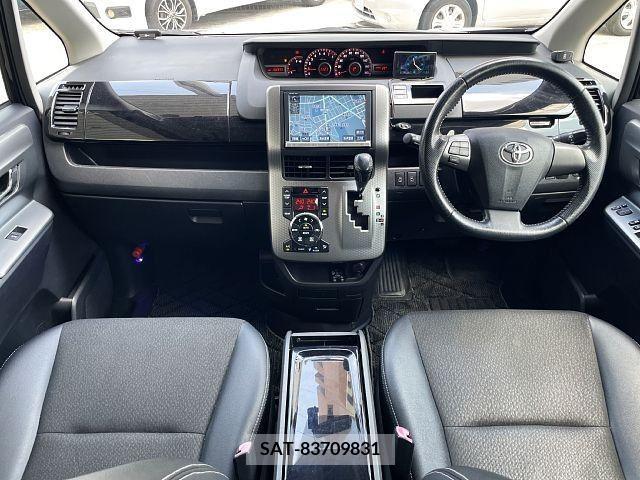 Toyota VOXY 2013-06 289110-1
