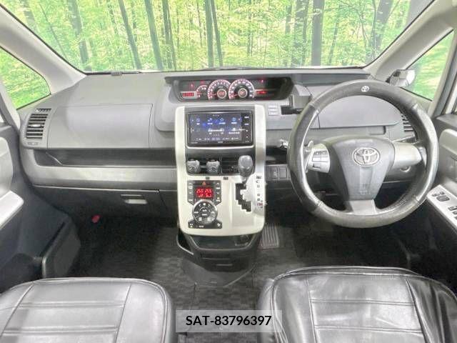 Toyota VOXY 2010-08 352799-1