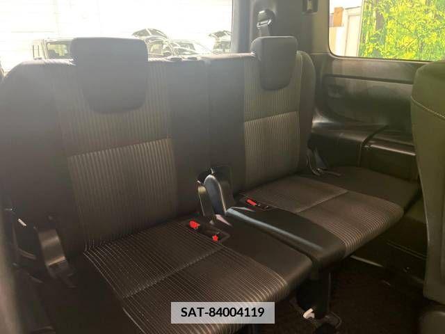 Toyota NOAH 2017-07 341566-9
