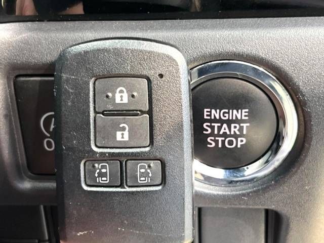 Toyota VOXY 2018-01 23047-7