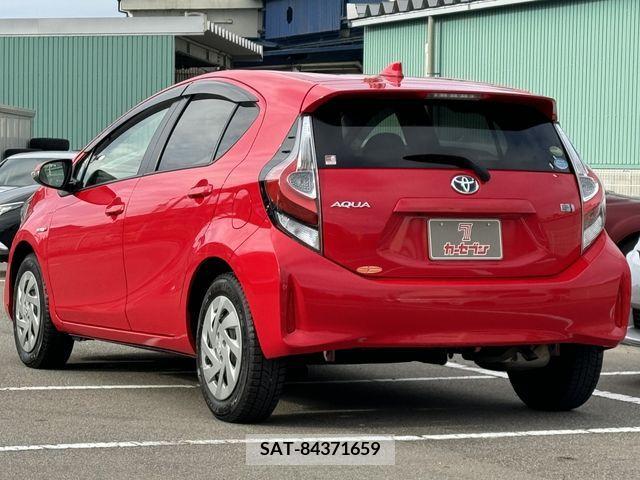 Toyota AQUA 2017-08 260185-7