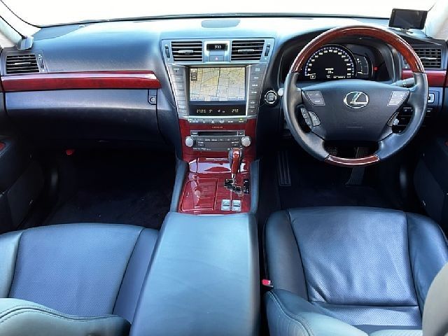 Lexus LS 2010-01 190740-1