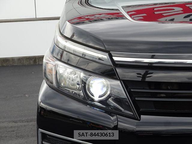 Toyota VOXY 2015-10 337623-8