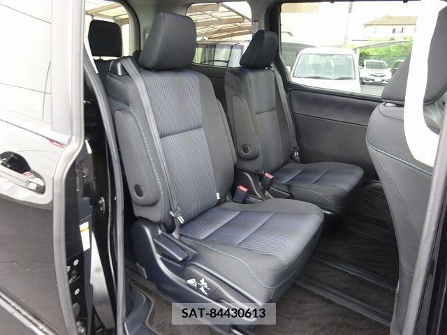 Toyota VOXY 2015-10 337623-13