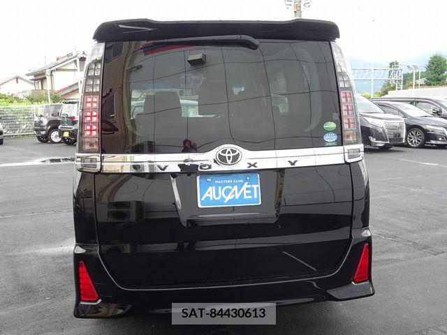 Toyota VOXY 2015-10 337623-4