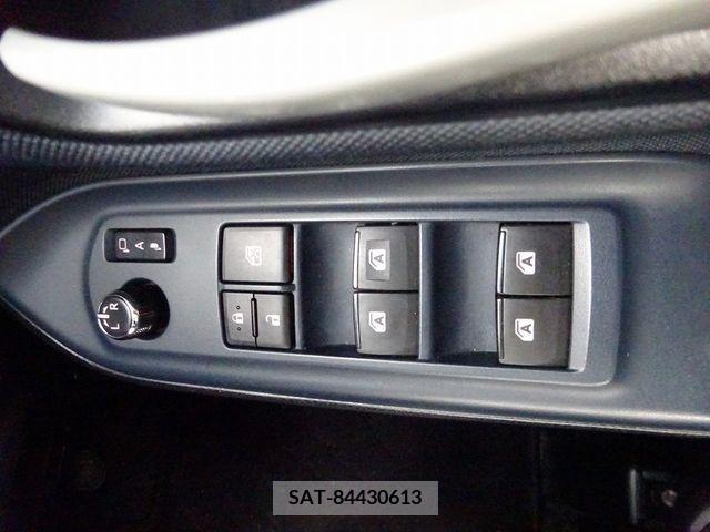 Toyota VOXY 2015-10 337623-25