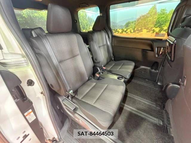 Toyota VOXY 2019-03 346135-9