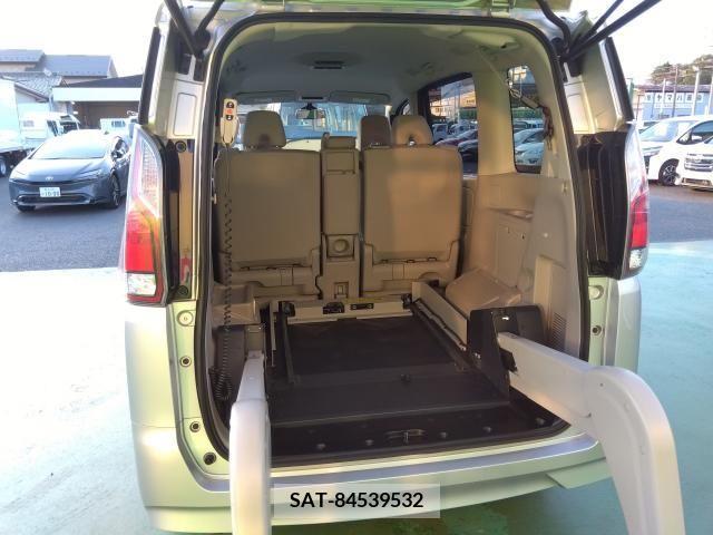 Nissan SERENA 2017-04 330977-2