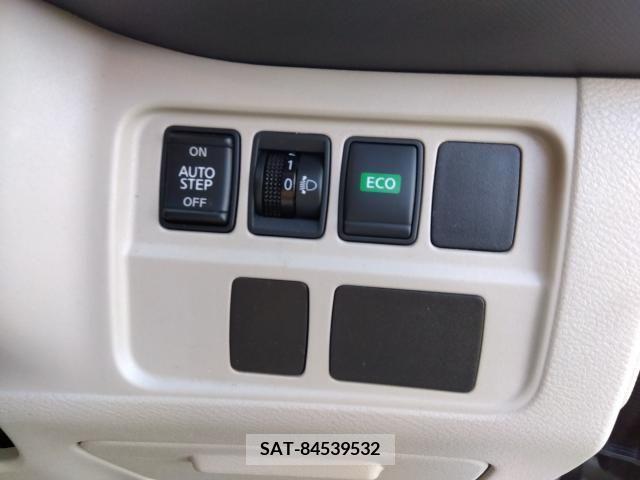 Nissan SERENA 2017-04 330977-7