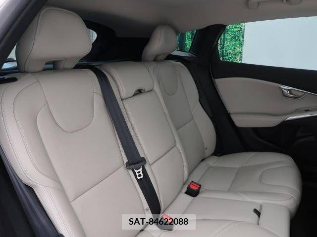 Volvo V40 2015-07 341995-10