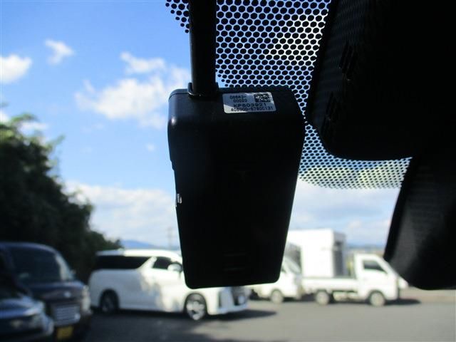 Toyota C-HR 2017-06 18519-19