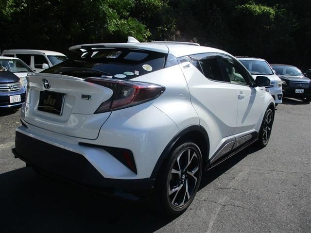 Toyota C-HR 2017-06 18519-3