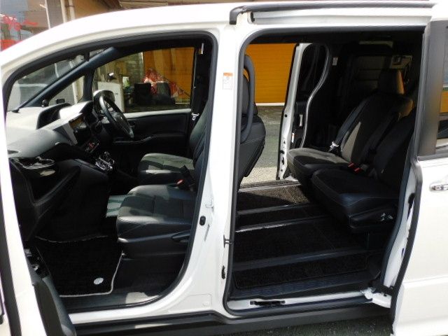 Toyota NOAH HYBRID 2019-01 22244-7
