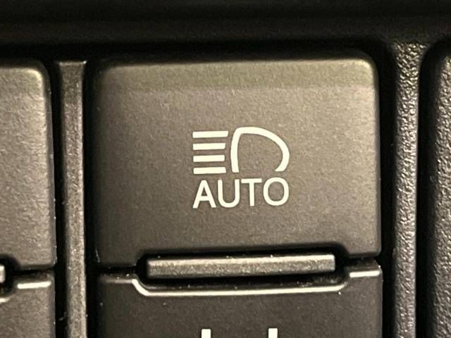 Toyota NOAH HYBRID 2017-02 9766-6