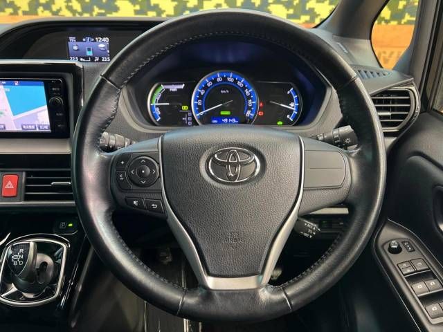 Toyota NOAH HYBRID 2017-02 9766-11